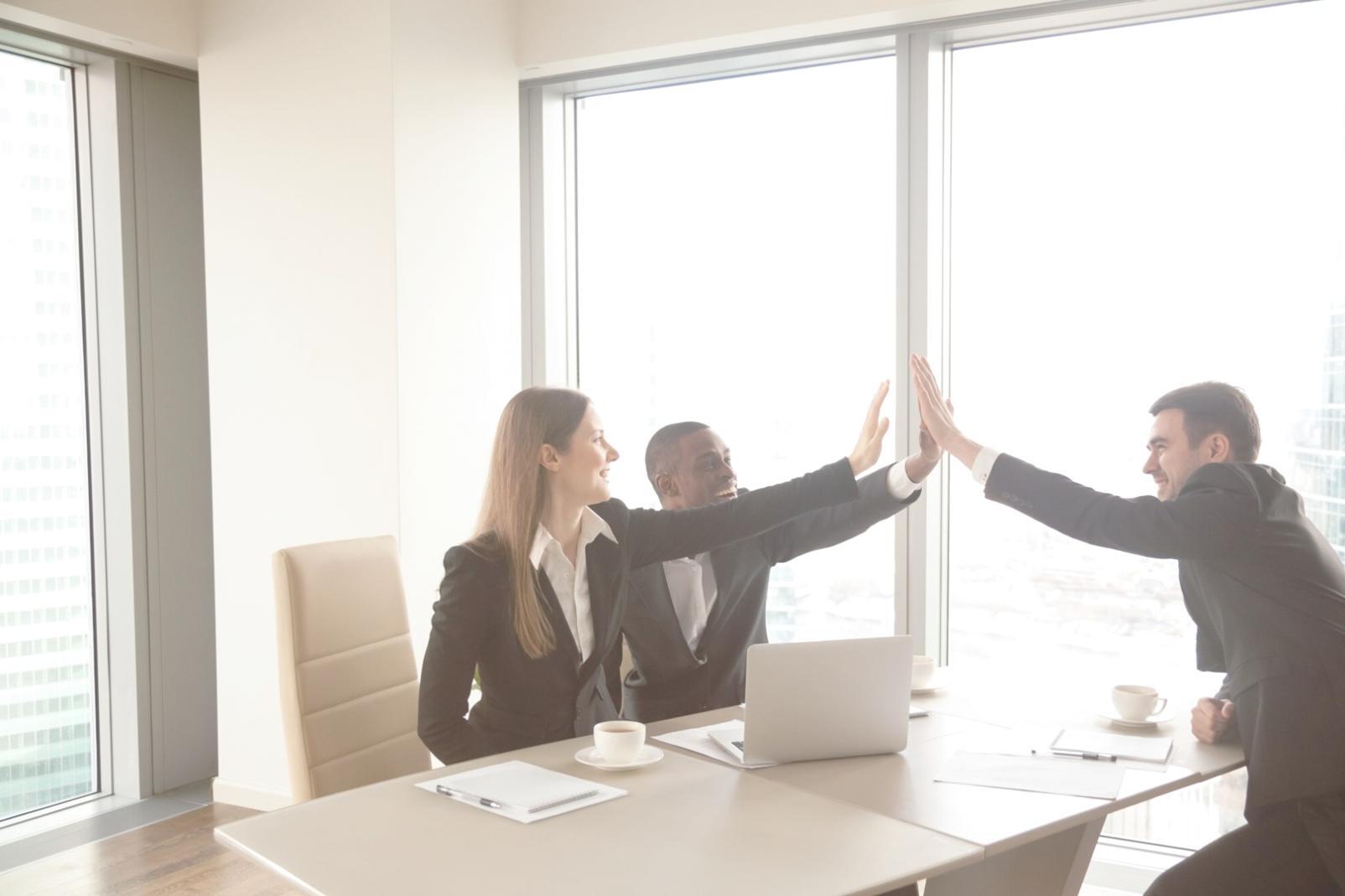 Sessão de planeamento financeiro com cliente no escritório eliravexion